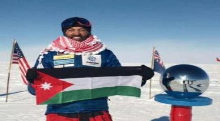 أردني يغرس العلم في القطب الجنوبي
