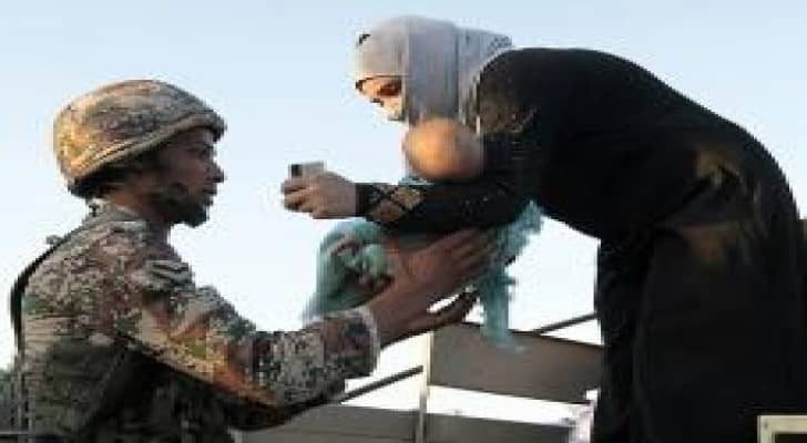 قوات حرس الحدود تستقبل 125 لاجئا سوريا