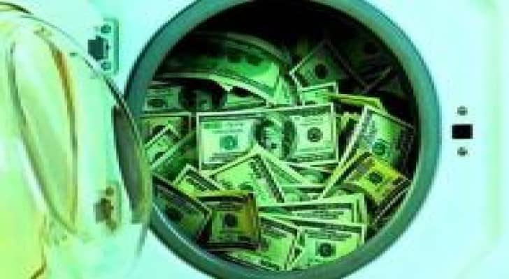المرأة التي غسلت 48 مليون دولار مع الجينز بماكنة غسيل