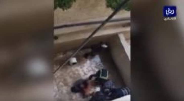 بالفيديو: إصابة بالغة لسيدة سقطت من الطابق الثاني بضاحية الرشيد