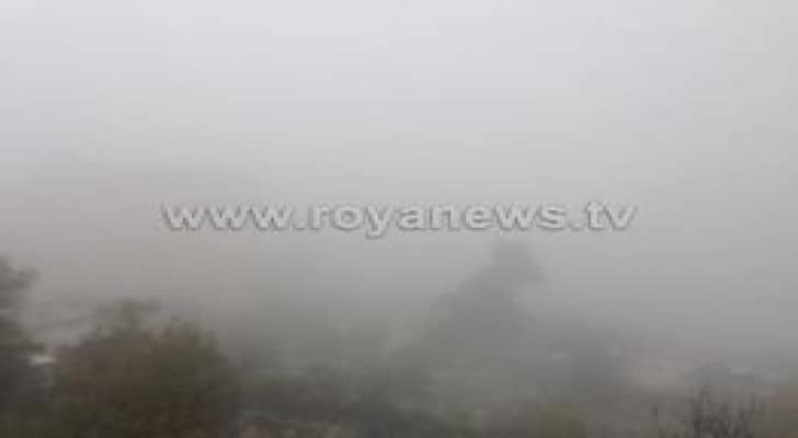 شاهد بالصور: الضباب يلف مناطق واسعة بالعاصمة عمان