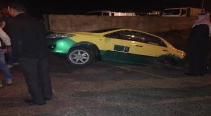 تدهور مركبة اثر انزلاقها في ناعور ..صور