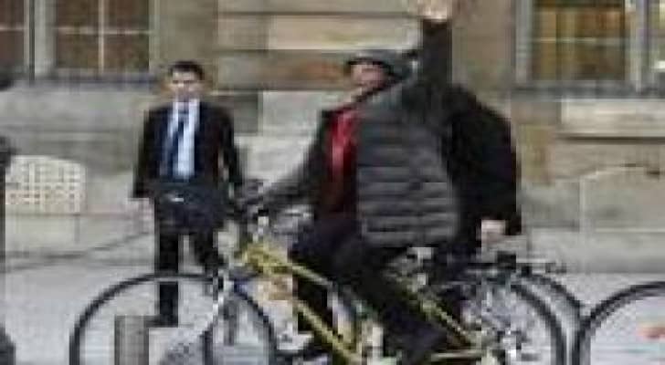 وزيرة العدل الفرنسية تقدم استقالتها وتغادر مقر الوزارة بدراجتها الهوائية ..فيديو