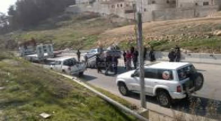 اصابة شخصان جراء انقلاب مركبتهم في ناعور .. صور