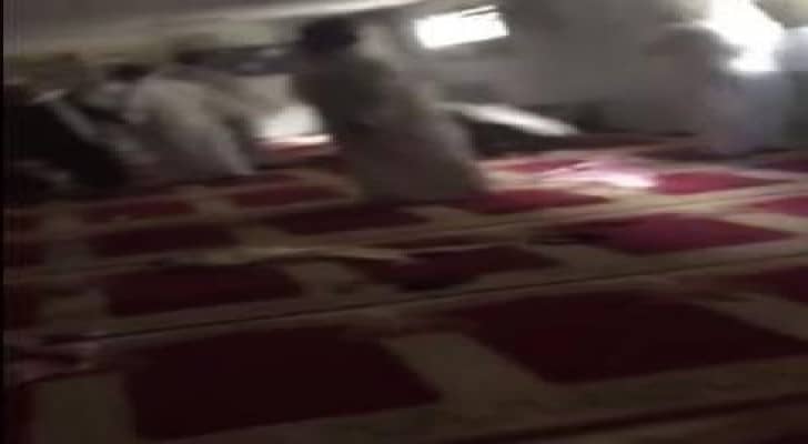 بالفيديو :  اللحظات الأولى للهجوم من داخل المسجد بالاحساء شرق السعودية