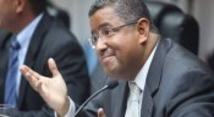 وفاة رئيس السلفادور الأسبق فرانسيسكو فلوريس