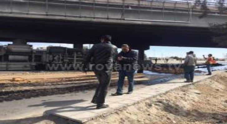 إصابتان اثر حادث تدهور صهريج  يحمل 32 طن "فيول" على طريق المطار  .. صور