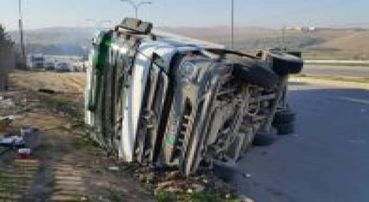 بالصور : قطع الاشارة حمراء وتسبب بحادث سير