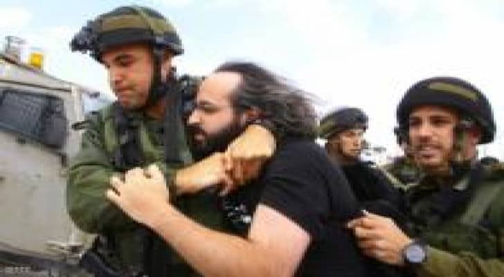 الاحتلال الإسرائيلي يعتقل 13 فلسطينيا بحملة مداهمات