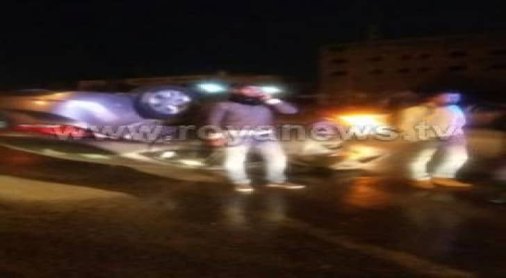 بالصور: انقلاب مركبة بالقرب من جسر الزهور بالعاصمة عمان