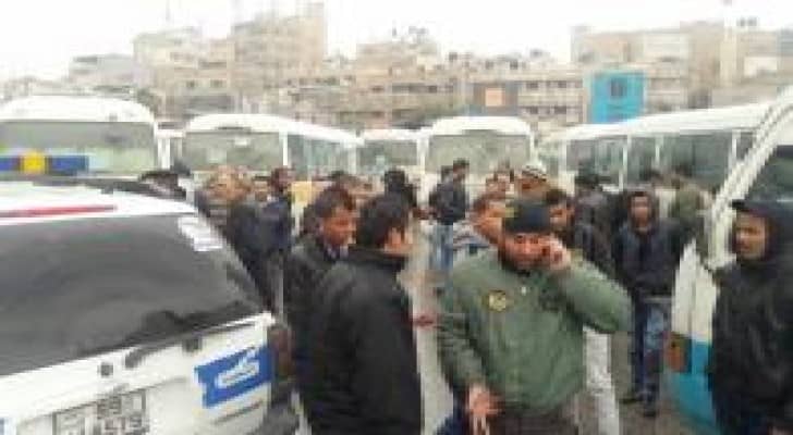الزرقاء : اعتصام لسائقي باصات "المجمع القديم" بسبب انخفاض الاجرة .. صور