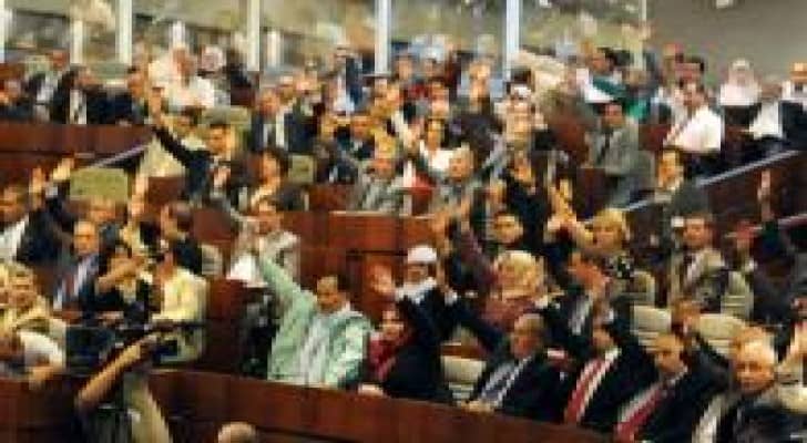 الجزائر: إقرار دستور ينص على عدم تجديد رئاسة بوتفليقة