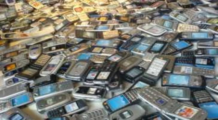 إحباط تهريب 822 هاتفا محمولا