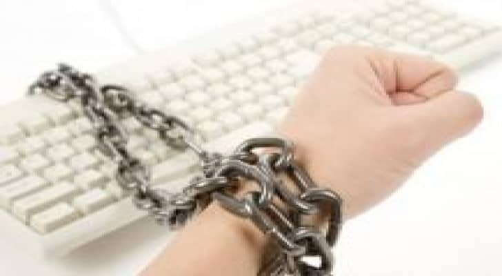 القبض على شخص  احتال على عدد من الفتيات عبر مواقع التواصل الاجتماعي