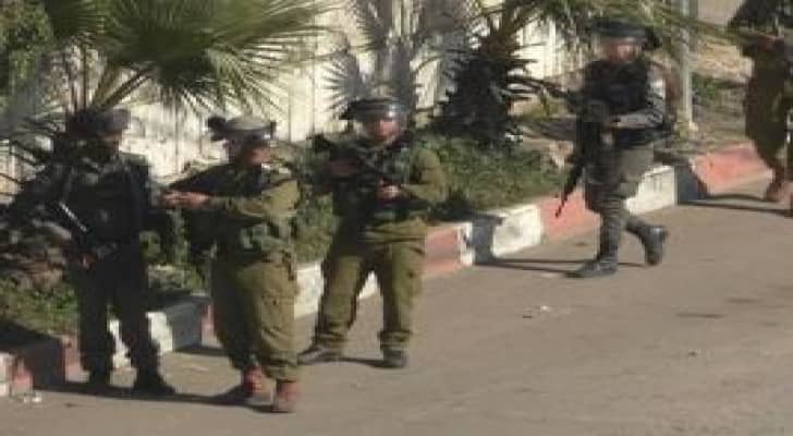 إصابة 3 شبان بالرصاص الحي خلال اقتحام مخيم الأمعري