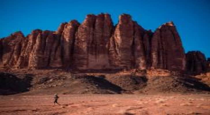 (مينا جولي) تتحدى الصعاب عبر الصحراء والأردن إحدى محطاتها