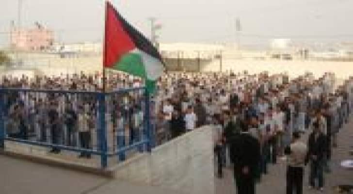 مئات المعلمين والمعلمات يعتصمون بالخليل للمطالبه بحقوقهم