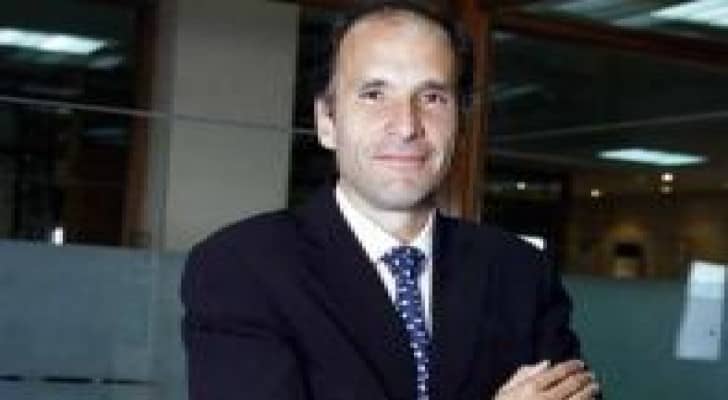 مصر تسمح لنجل هيكل الهارب بالحضور لتلقي عزاء والده