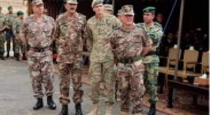 الملك يلتقي قائد القيادة المركزية الأمريكية ويزور (صقر الصحراء) .. صور