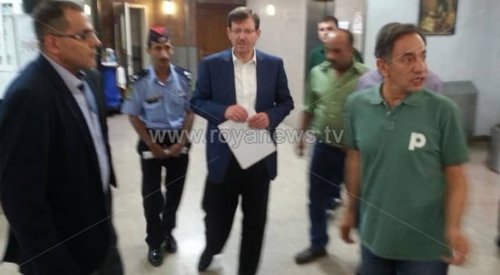 عمان: وزير الصحة يتفقد الحالات المصابة بالتسمم الغذائي في حي نزال.. تفاصيل