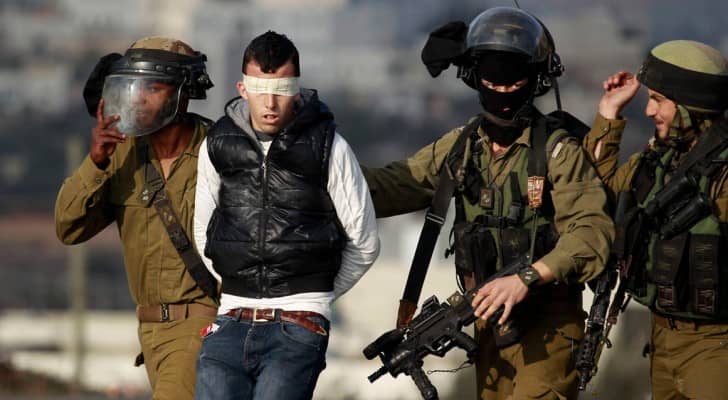 عناصر من شرطة الاحتلال الاسرائيلي تعتقل شابا فلسطينيا 