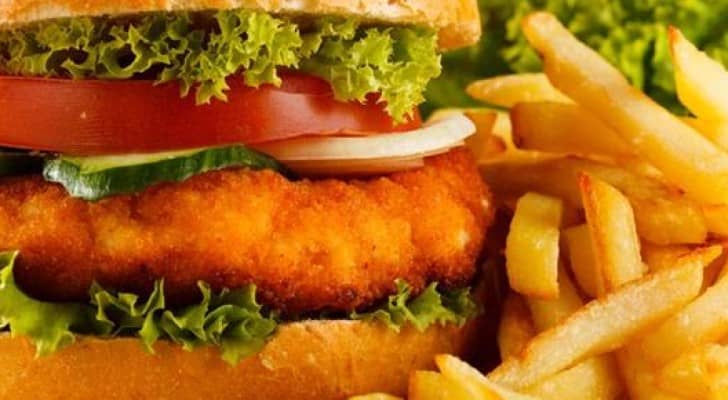 الوجبات السريعة فقيرة غذائيا ومضرة بالصائمين