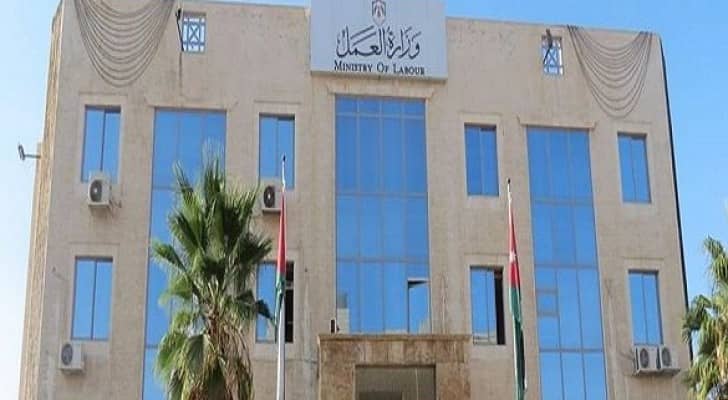 وزارة العمل تغلق 103 منشآت وتسفر 478 عاملا مخالفا الشهر الماضي