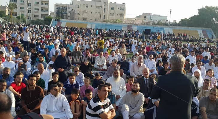 بالصور .. الأردنيون يؤدون صلاة وخطبة العيد