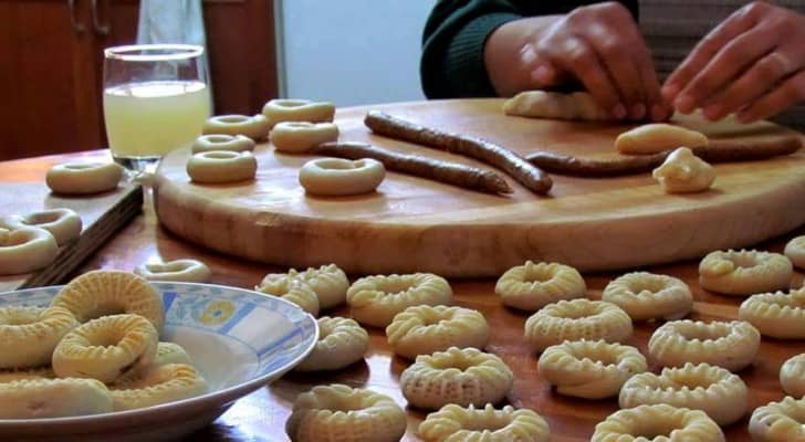 حلويات عيد الفطر .. بين التحضير في المنزل والشراء من الأسواق