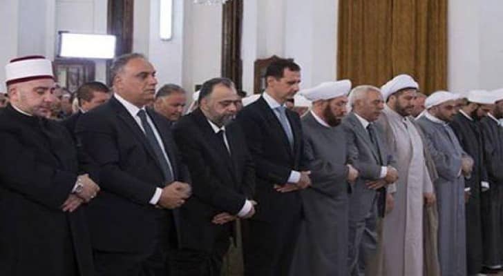 الأسد يؤدي صلاة عيد الفطر في حمص