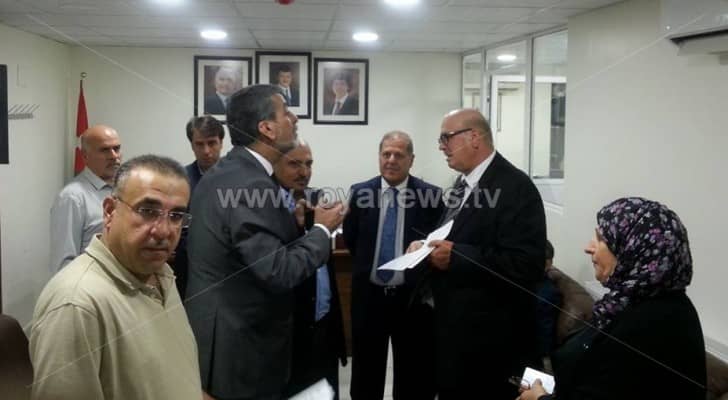 بالصور : الكلالدة يتفقد مكتب الاحوال المدنية والجوازات في صويلح والسلط
