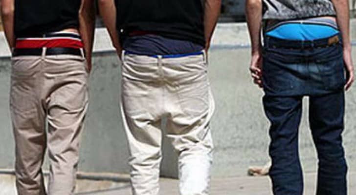 فرض غرامة مالية لمرتادي السراويل الساقطة