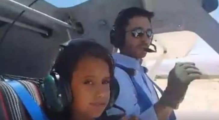 بالفيديو: طفلة أردنية تحظى برحلة جوية برفقة الأمير حمزة