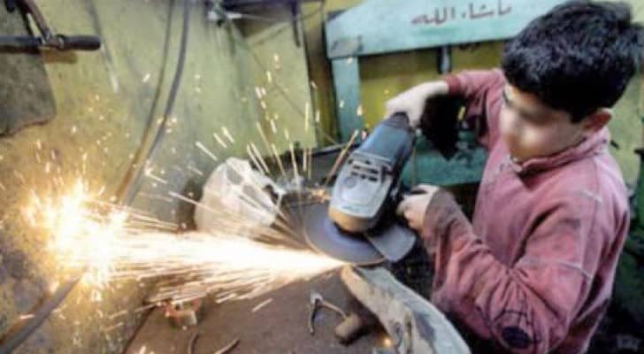 وزارة العمل: ضبط مصنع باليادودة يعمل على تشغيل الاطفال