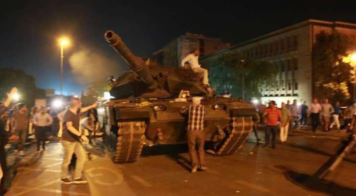 ضباط مؤيدون للانقلاب بتركيا: لا زلنا نقاتل