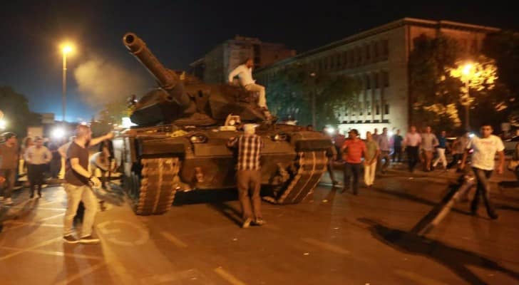 انقلابيون أتراك يحتجزون قائد الأسطول في فرقاطة