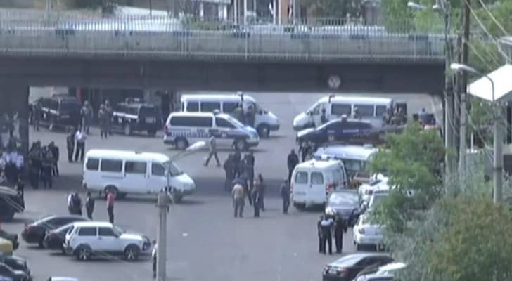 طيارون بالجيش يحتجزون رهائن في أرمينيا