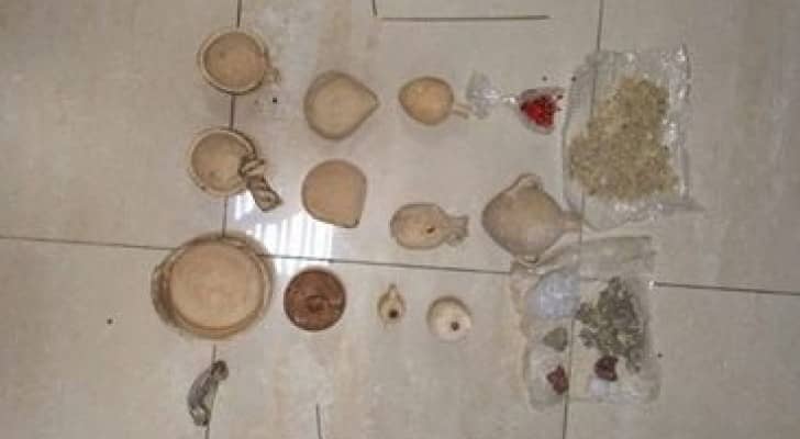 ضبط قطع أثرية بحوزة " عربي " في إربد
