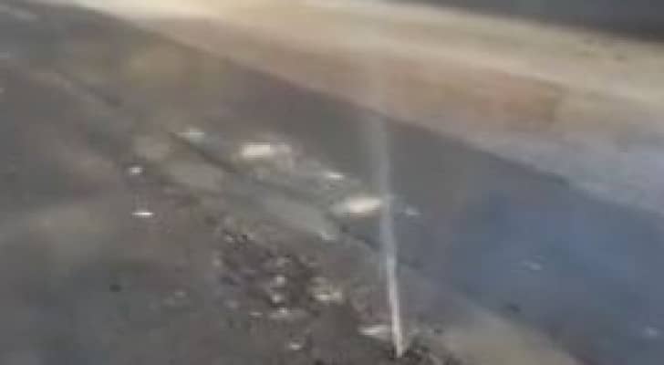 بالفيديو :  تسرب مياه من أحد الأنابيب الناقلة بشارع مكة في العاصمة عمان
