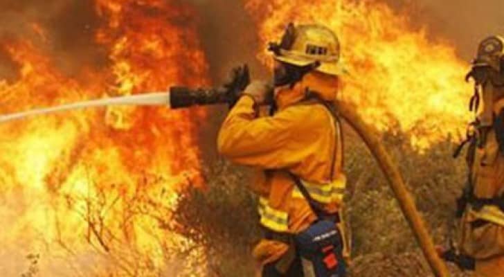 عمان: الدفاع المدني يطفئ حريقا شب في مجمع تجاري بحي نزال