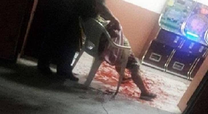 بالفيديو: رجل غاضب من امرأة ينقض ويقطع يدها بساطور