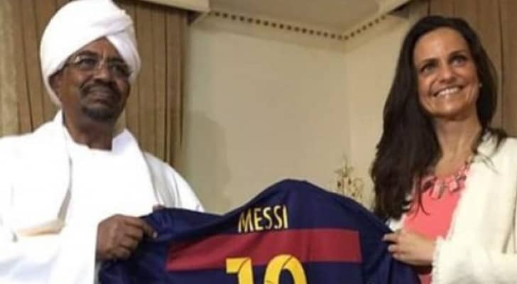 خدعت الرئيس .. كيف انطلت حيلة قميص ميسي على عمر البشير؟
