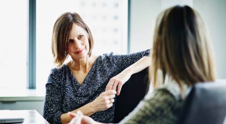 8 خطوات لتبدأ حديثا مع شخص تتعرف عليه للمرة الأولى