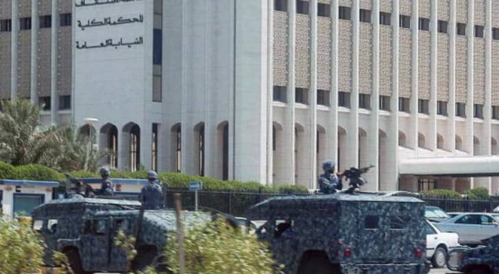سيارت للشرطة أمام مقر المحاكم في الكويت