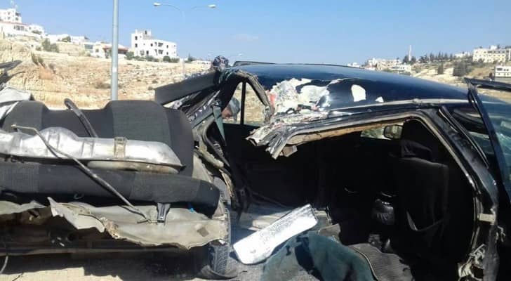 اصابة شخص اثر تدهور مركبته في السلط.. صور