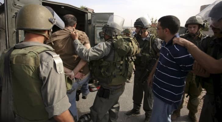 الاحتلال يعتقل 13 فلسطينيا