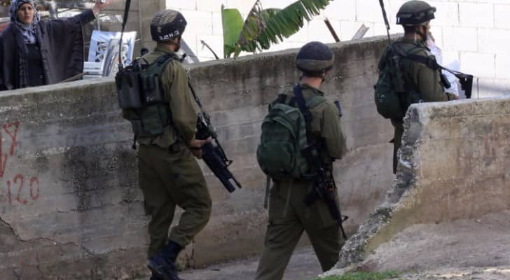 الاحتلال يستولي على منزل فلسطيني لجعله نقطة مراقبة عسكرية