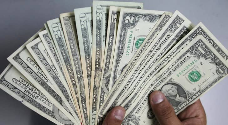 الدولار يتراجع بفعل بيانات مقلقة لمبيعات التجزئة