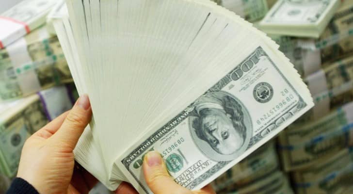 الدولار يهبط لأقل مستوى في شهر مقابل الين