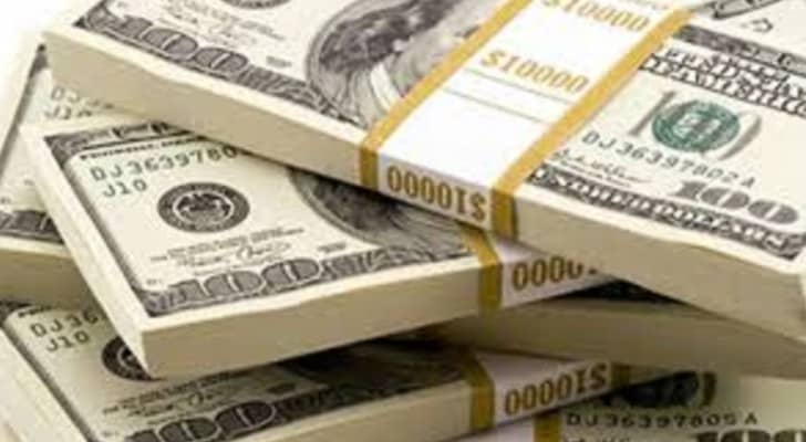 تراجع الدولار يدفع أسعار الذهب للارتفاع  1%
